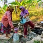 Ratusan kepala keluarga di Dusun Kebontaman, Desa Kalikayen, Kecamatan Ungaran Timur, Kabupaten Semarang, mulai mengalami krisis air bersih seiring awal musim kemarau. Kondisi yang disampaikan pemerintah desa pada Kamis (16/7/2026) itu dipicu mengeringnya sumur warga di kawasan perbukitan, sehingga masyarakat terpaksa membeli air, memanfaatkan air sungai, atau mengandalkan bantuan dropping air bersih.