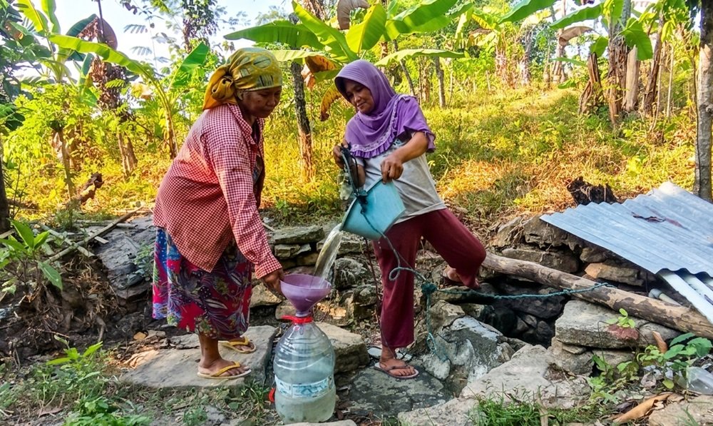 Ratusan kepala keluarga di Dusun Kebontaman, Desa Kalikayen, Kecamatan Ungaran Timur, Kabupaten Semarang, mulai mengalami krisis air bersih seiring awal musim kemarau. Kondisi yang disampaikan pemerintah desa pada Kamis (16/7/2026) itu dipicu mengeringnya sumur warga di kawasan perbukitan, sehingga masyarakat terpaksa membeli air, memanfaatkan air sungai, atau mengandalkan bantuan dropping air bersih.
