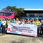 PT Trans Marga Jateng bersama sejumlah instansi menggelar Operasi Simpatik Keselamatan Berkendara di Rest Area KM 429 Ungaran, Jalan Tol Semarang-Solo, Selasa (1/7/2026). Kegiatan edukatif ini memeriksa kendaraan angkutan barang yang terindikasi ODOL, memasang material reflektif, serta melakukan cek kesehatan pengemudi untuk meningkatkan kelayakan kendaraan dan menekan risiko kecelakaan di ruas tol.