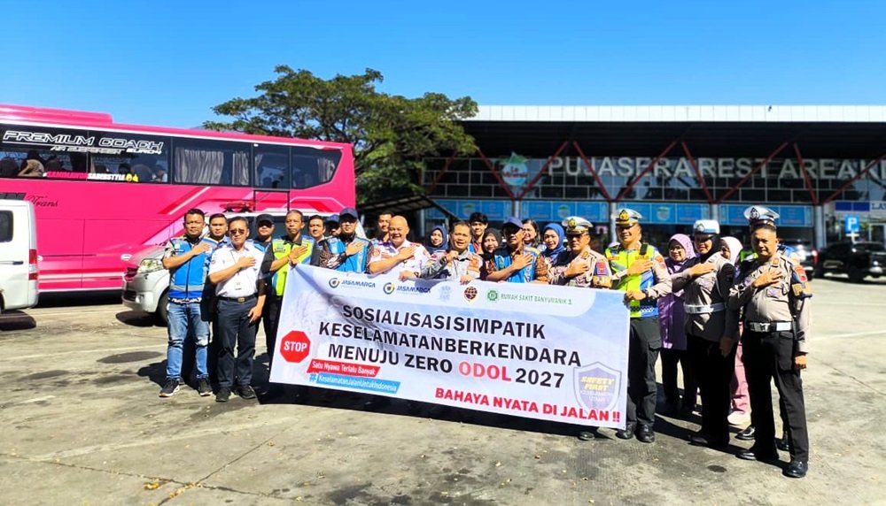 PT Trans Marga Jateng bersama sejumlah instansi menggelar Operasi Simpatik Keselamatan Berkendara di Rest Area KM 429 Ungaran, Jalan Tol Semarang-Solo, Selasa (1/7/2026). Kegiatan edukatif ini memeriksa kendaraan angkutan barang yang terindikasi ODOL, memasang material reflektif, serta melakukan cek kesehatan pengemudi untuk meningkatkan kelayakan kendaraan dan menekan risiko kecelakaan di ruas tol.