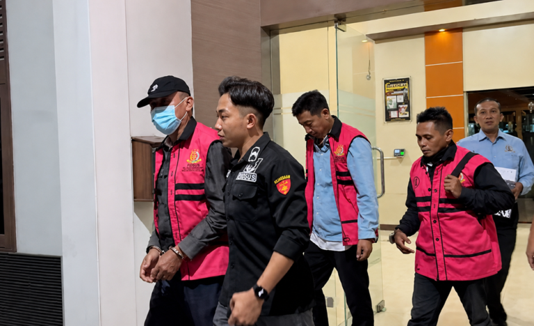 Kejaksaan Negeri Kabupaten Semarang menetapkan tiga koordinator kelompok masyarakat (Pokmas) Kelurahan Bergas Lor, Kecamatan Bergas, sebagai tersangka dugaan korupsi proyek pembangunan sarana prasarana dan pemberdayaan masyarakat yang bersumber dari Dana Alokasi Umum (DAU) Tambahan APBD Kabupaten Semarang Tahun Anggaran 2019–2020. Ketiganya diduga menyelewengkan dana swakelola hingga merugikan keuangan negara sekitar Rp600 juta dan ditahan sejak 30 Juni 2026 untuk kepentingan penyidikan.