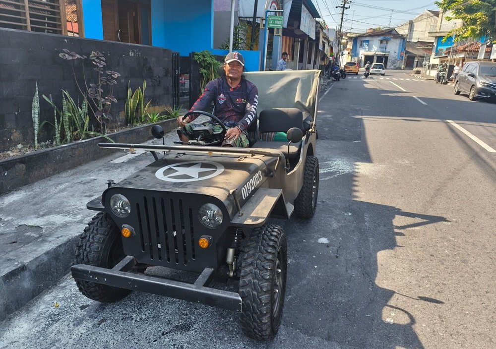 M. Iksan (55), warga Pungkursari, Kota Salatiga, merakit Yamaha Vixion 155 cc menjadi Jeep Willys mini berwarna hijau army selama tiga bulan dengan biaya sekitar Rp30 juta. Ia memadukan mesin motor, persneling serta kaki-kaki Daihatsu Zebra, lalu membentuk bodi dari rangka besi dan pelat agar kendaraan dapat digunakan melintasi jalan kota hingga tanjakan Bandungan.