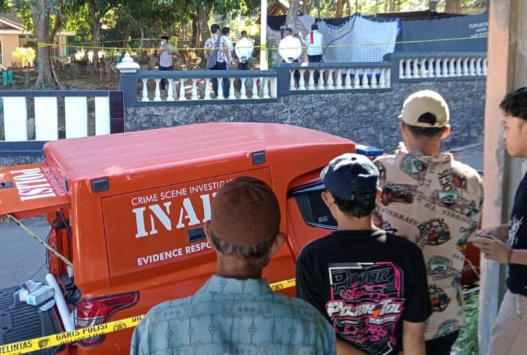 Kepolisian Resor Semarang mengungkap kematian seorang pria berusia 59 tahun di Desa Wringinputih, Kecamatan Bergas, Kabupaten Semarang, merupakan akibat penganiayaan setelah hasil autopsi dari proses ekshumasi menemukan luka benda tumpul dan retak pada tulang tengkorak korban. Polisi menetapkan seorang pria berusia sekitar 20 tahun sebagai tersangka setelah keluarga melaporkan dugaan penganiayaan yang terjadi pada 21 Juni 2026.