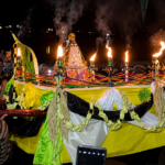 Pemerintah Desa Rowoboni, Kecamatan Banyubiru, Kabupaten Semarang, menggelar Labuh Agung Sedekah Rawa Pening pada bulan Muharam, Senin (6/7/2026) malam. Warga mengadakan kirab budaya, penyalaan obor, larung sesaji, dan pentas Reog Ponorogo sebagai ungkapan syukur atas rezeki serta keselamatan, sekaligus melestarikan tradisi bagi masyarakat yang sebagian besar menggantungkan hidup sebagai nelayan di Rawa Pening.