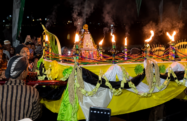 Pemerintah Desa Rowoboni, Kecamatan Banyubiru, Kabupaten Semarang, menggelar Labuh Agung Sedekah Rawa Pening pada bulan Muharam, Senin (6/7/2026) malam. Warga mengadakan kirab budaya, penyalaan obor, larung sesaji, dan pentas Reog Ponorogo sebagai ungkapan syukur atas rezeki serta keselamatan, sekaligus melestarikan tradisi bagi masyarakat yang sebagian besar menggantungkan hidup sebagai nelayan di Rawa Pening.