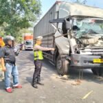 Kecelakaan lalu lintas melibatkan truk wing box dan sebuah truk terjadi di Jalan Lingkar Selatan (JLS) dekat Brama Gallery Gamol, Kecandran, Sidomukti, Kota Salatiga, Jumat (17/7/2026). Insiden diduga terjadi karena pengemudi tidak mampu menjaga jarak aman saat kendaraan di depannya berhenti untuk memberi jalan kendaraan lain berbelok. Akibatnya, sopir truk wing box mengalami luka ringan dan menjalani perawatan di RSU dr Soebarkat Tjitrodiatmodjo.