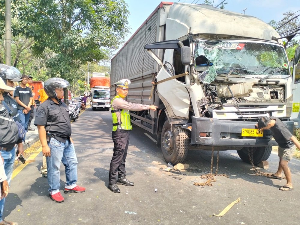 Kecelakaan lalu lintas melibatkan truk wing box dan sebuah truk terjadi di Jalan Lingkar Selatan (JLS) dekat Brama Gallery Gamol, Kecandran, Sidomukti, Kota Salatiga, Jumat (17/7/2026). Insiden diduga terjadi karena pengemudi tidak mampu menjaga jarak aman saat kendaraan di depannya berhenti untuk memberi jalan kendaraan lain berbelok. Akibatnya, sopir truk wing box mengalami luka ringan dan menjalani perawatan di RSU dr Soebarkat Tjitrodiatmodjo.