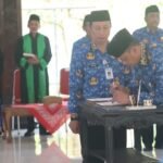Bupati Semarang Ngesti Nugraha melantik 118 pejabat struktural dan 17 pejabat fungsional di Pendopo Rumah Dinas Bupati Semarang, Ungaran, Kamis (30/7/2026). Pelantikan dilakukan untuk mengisi jabatan yang masih kosong, menyegarkan organisasi, serta meningkatkan kualitas pelayanan publik. Bupati menegaskan seluruh proses mutasi dan promosi dilaksanakan secara profesional tanpa praktik jual beli jabatan.