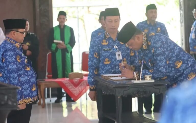 Bupati Semarang Ngesti Nugraha melantik 118 pejabat struktural dan 17 pejabat fungsional di Pendopo Rumah Dinas Bupati Semarang, Ungaran, Kamis (30/7/2026). Pelantikan dilakukan untuk mengisi jabatan yang masih kosong, menyegarkan organisasi, serta meningkatkan kualitas pelayanan publik. Bupati menegaskan seluruh proses mutasi dan promosi dilaksanakan secara profesional tanpa praktik jual beli jabatan.