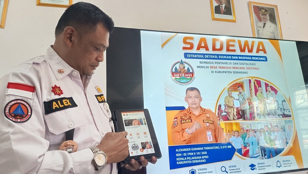 Badan Penanggulangan Bencana Daerah (BPBD) Kabupaten Semarang memperkuat budaya sadar bencana melalui inovasi SADEWA (Strategi Deteksi, Edukasi, dan Waspada Bencana). Program berbasis kolaborasi pentahelix dan digitalisasi ini berhasil meningkatkan jumlah Desa Tangguh Bencana (Destana) menjadi 116 desa hingga 2026. Upaya tersebut dilakukan melalui penguatan edukasi, sistem deteksi dini, KKN Tematik Kebencanaan, serta optimalisasi dana desa guna meningkatkan kesiapsiagaan masyarakat menghadapi berbagai ancaman bencana.