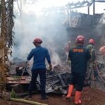 Sebuah rumah milik Sarwoto di Dusun Siroto, Kelurahan Susukan, Kecamatan Ungaran Timur, Kabupaten Semarang, terbakar pada Kamis (30/7/2026) pagi. Kebakaran diduga dipicu bara api yang masih tersisa di tungku kayu setelah digunakan memasak air sebelum pemilik rumah pergi ke pasar. Petugas Damkar dan BPBD berhasil memadamkan api, tidak ada korban jiwa, sementara kerugian material diperkirakan mencapai sekitar Rp15 juta.