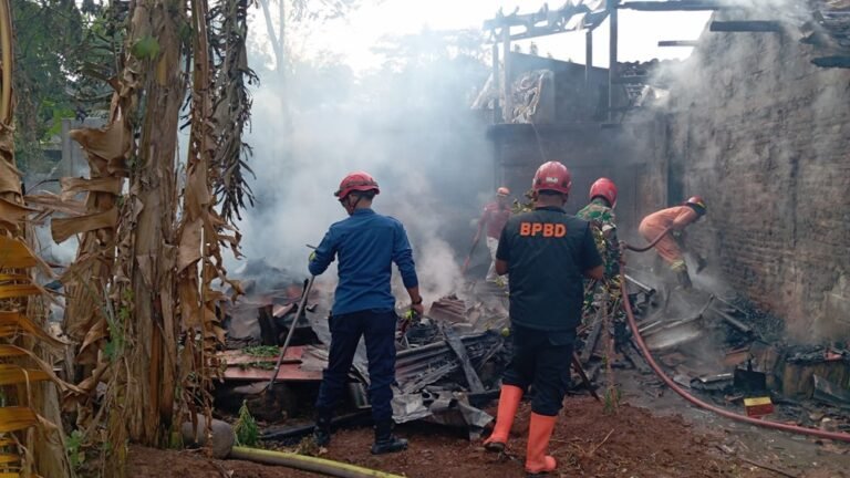 Sebuah rumah milik Sarwoto di Dusun Siroto, Kelurahan Susukan, Kecamatan Ungaran Timur, Kabupaten Semarang, terbakar pada Kamis (30/7/2026) pagi. Kebakaran diduga dipicu bara api yang masih tersisa di tungku kayu setelah digunakan memasak air sebelum pemilik rumah pergi ke pasar. Petugas Damkar dan BPBD berhasil memadamkan api, tidak ada korban jiwa, sementara kerugian material diperkirakan mencapai sekitar Rp15 juta.