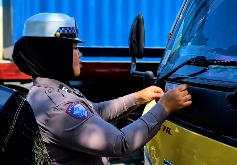 Satlantas Kepolisian Resor Semarang bersama PT Trans Marga Jateng, Sat PJR Polda Jawa Tengah, Dinas Perhubungan Kabupaten Semarang, dan Dinas Kesehatan Kota Semarang menggelar sosialisasi keselamatan berkendara serta pemeriksaan kesehatan gratis bagi sopir truk di Rest Area KM 429 A Ungaran, Tol Semarang-Solo. Kegiatan yang menyasar kendaraan diduga over dimension over loading itu dilakukan sebagai edukasi menuju program Zero ODOL 2027 tanpa penindakan atau tilang.
