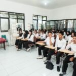 Pemerintah Kota Salatiga membuka pelatihan vokasi Make Up Artist dan barista di UPTD Balai Latihan Kerja Disperinaker, Senin (6/7/2026), untuk meningkatkan keterampilan pencari kerja sesuai kebutuhan pasar. Wali Kota Robby Hernawan mendorong peserta membangun usaha dan menciptakan lapangan kerja, sementara pelatihan yang dibiayai APBD 2026 berlangsung selama 20 hari hingga 31 Juli.