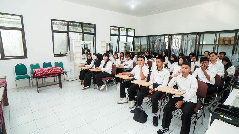 Pemerintah Kota Salatiga membuka pelatihan vokasi Make Up Artist dan barista di UPTD Balai Latihan Kerja Disperinaker, Senin (6/7/2026), untuk meningkatkan keterampilan pencari kerja sesuai kebutuhan pasar. Wali Kota Robby Hernawan mendorong peserta membangun usaha dan menciptakan lapangan kerja, sementara pelatihan yang dibiayai APBD 2026 berlangsung selama 20 hari hingga 31 Juli.