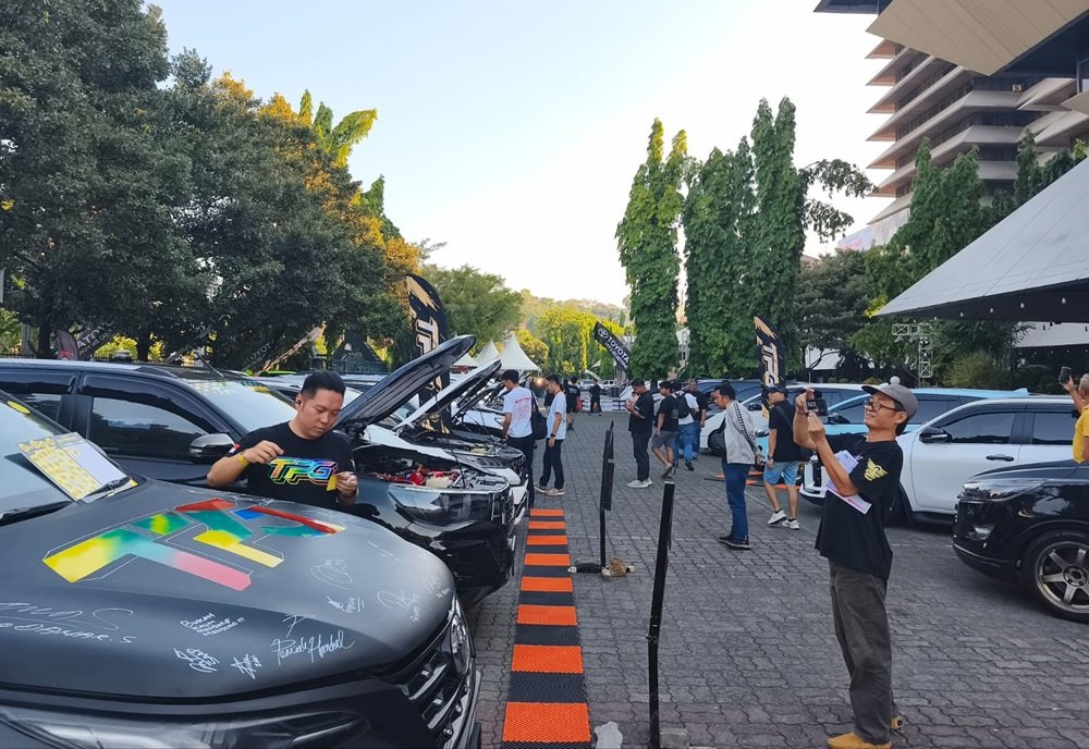 Nasmoco menggelar event otomotif Nasmoco Club – Sultan Diesel 2026 di Halaman Gubernuran, Jalan Pahlawan, Semarang, Sabtu (25/7/2026), sebagai ajang temu komunitas pengguna Toyota diesel dari Jawa Tengah dan DIY. Kegiatan ini menghadirkan peluncuran perdana Toyota New Hilux Double Cabin untuk wilayah Jateng-DIY, talkshow otomotif, pameran kendaraan modifikasi, serta berbagai aktivitas komunitas guna mempererat silaturahmi sekaligus mengenalkan inovasi terbaru kendaraan diesel Toyota.