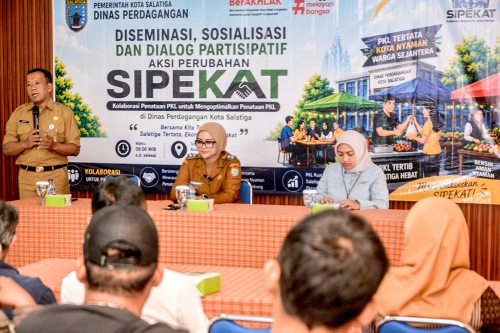 Pemerintah Kota Salatiga melalui Dinas Perdagangan menyiapkan Shelter Kridanggo sebagai pusat penataan Pedagang Kaki Lima (PKL) kuliner melalui program SIPEKAT. Rencana tersebut disampaikan dalam kegiatan diseminasi di Aula Dinas Perdagangan Kota Salatiga sebagai upaya menyelaraskan penataan ruang kota, fungsi jalan, dan pemberdayaan ekonomi pedagang melalui kolaborasi dengan berbagai pemangku kepentingan serta sektor perbankan.