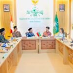 Pengurus Wilayah Nahdlatul Ulama (PWNU) Jawa Tengah dan Konsulat Jenderal Republik Rakyat Tiongkok menggelar pertemuan strategis di Semarang untuk memperkuat kerja sama pendidikan, kebudayaan, dan hubungan persahabatan Indonesia–Tiongkok. Pertemuan yang dihadiri Ketua Tanfidziyah PWNU Jawa Tengah Gus Rozin beserta sejumlah pimpinan perguruan tinggi membahas penyediaan pengajar Bahasa Mandarin, peluang beasiswa, kemudahan visa, serta pengembangan jejaring akademik sebagai upaya meningkatkan kolaborasi antar kedua negara.