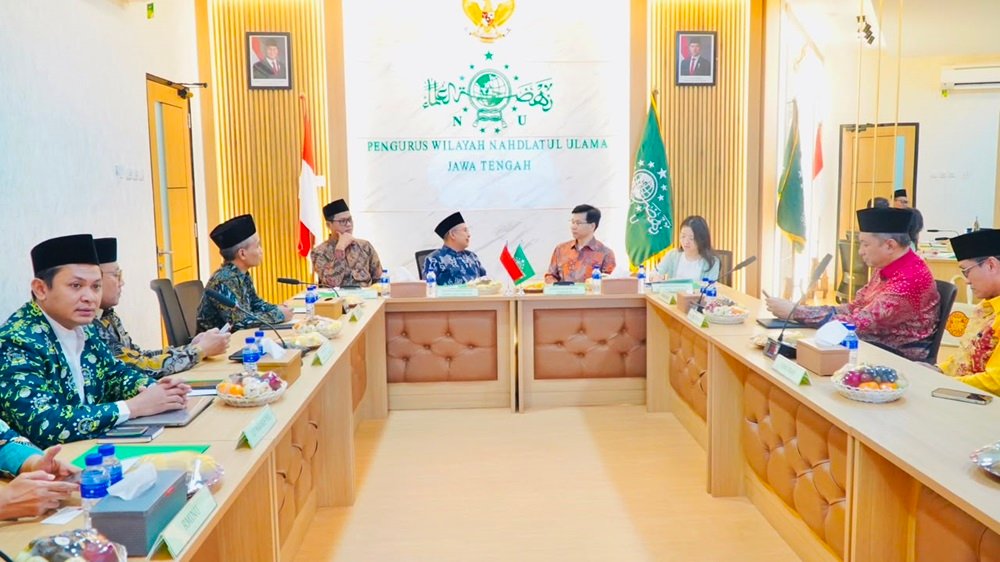 Pengurus Wilayah Nahdlatul Ulama (PWNU) Jawa Tengah dan Konsulat Jenderal Republik Rakyat Tiongkok menggelar pertemuan strategis di Semarang untuk memperkuat kerja sama pendidikan, kebudayaan, dan hubungan persahabatan Indonesia–Tiongkok. Pertemuan yang dihadiri Ketua Tanfidziyah PWNU Jawa Tengah Gus Rozin beserta sejumlah pimpinan perguruan tinggi membahas penyediaan pengajar Bahasa Mandarin, peluang beasiswa, kemudahan visa, serta pengembangan jejaring akademik sebagai upaya meningkatkan kolaborasi antar kedua negara.