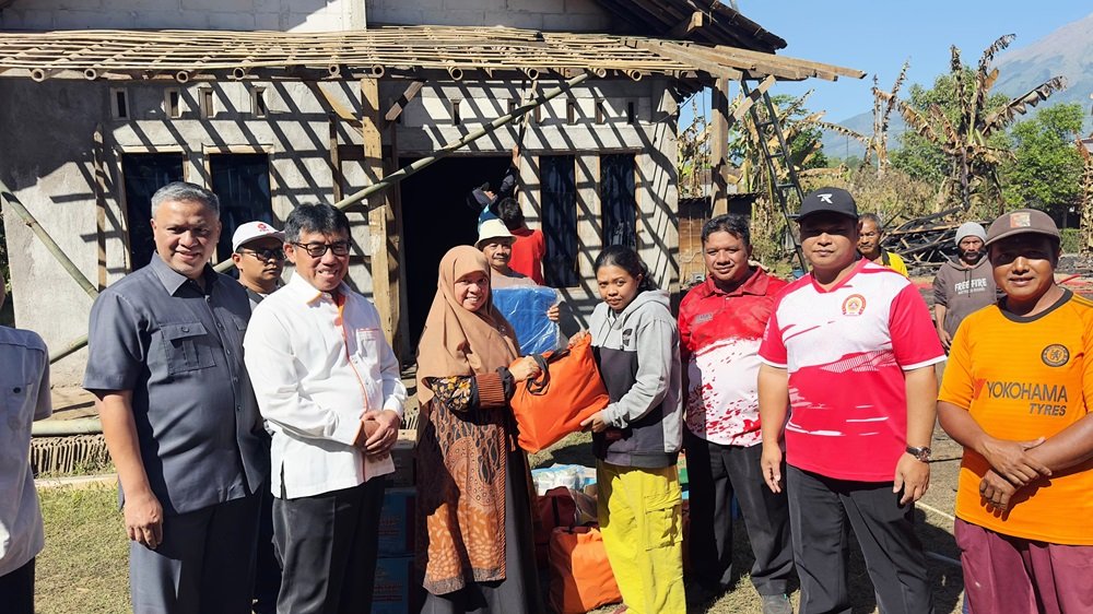 Anggota DPR RI Muh Haris bersama Anggota DPRD Jawa Tengah Ida Nurul Farida dan Anggota DPRD Kabupaten Semarang M. Jauhari Mahmud menyerahkan bantuan sembako serta uang tunai kepada korban kebakaran rumah di Desa Karangduren, Kecamatan Tengaran, Kabupaten Semarang. Bantuan diberikan sebagai bentuk kepedulian sekaligus dukungan agar keluarga korban segera pulih dan kembali beraktivitas.