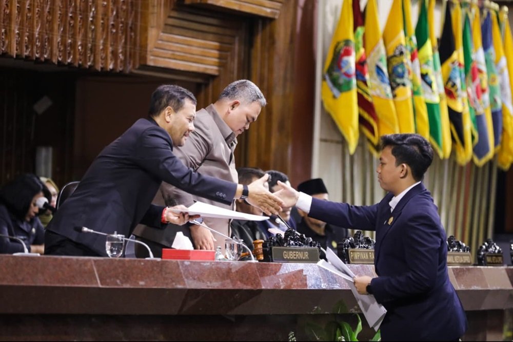 Gubernur Jawa Tengah Ahmad Luthfi mendorong DPRD Jawa Tengah mempercepat pembahasan dan pengesahan Raperda Perlindungan Tenaga Kerja Informal saat Rapat Paripurna di Gedung Berlian, Semarang, Kamis (2/7/2026). Regulasi tersebut disiapkan sebagai payung hukum untuk memperkuat pendataan, akses jaminan sosial, bantuan hukum, pelatihan, permodalan, dan kesejahteraan pekerja informal di Jawa Tengah.