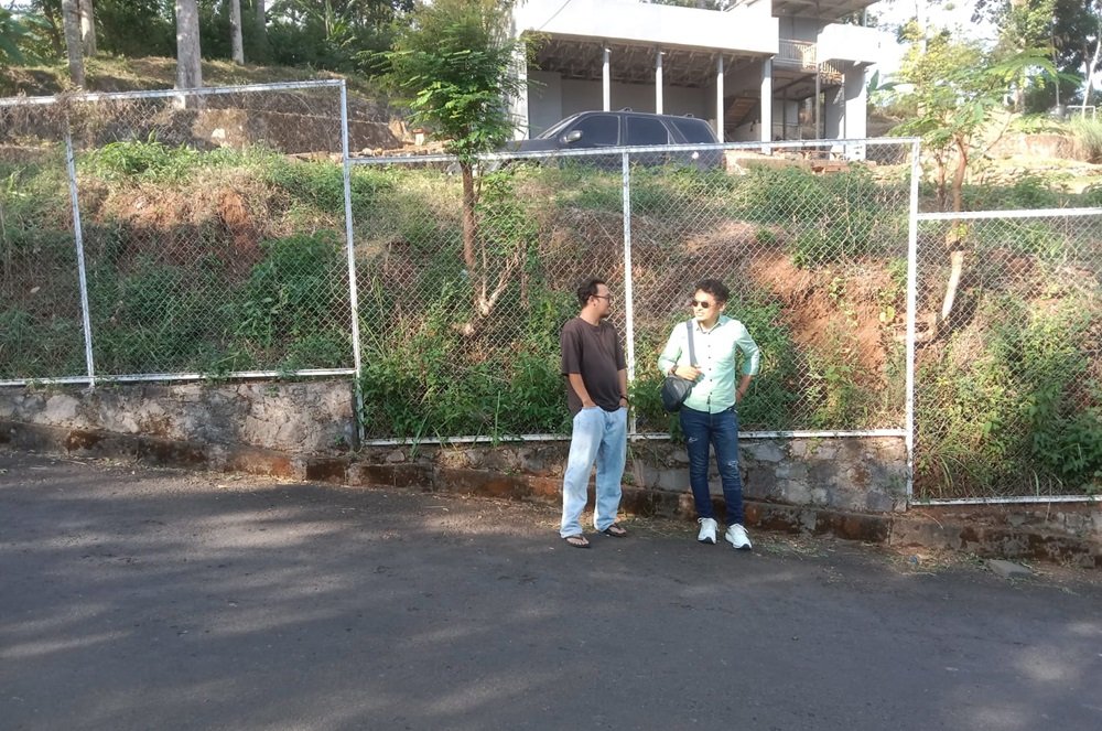 Pengelola Warung Soemantri, Gani Nur Rahman, memprotes penutupan akses utama menuju lokasi usahanya di Jalan dr. O. Notohamidjojo, Blotongan, Kecamatan Sidorejo, Kota Salatiga, yang terjadi akibat pemasangan pagar oleh pihak lain. Kondisi tersebut dinilai menghambat pembangunan, menyulitkan pengunjung, serta berdampak pada rencana pengembangan warung sebagai ruang kreatif, edukasi, dan kawasan konservasi.