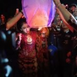 Heritage of Light Gedongsongo Fest menarik sekitar 3.000 pengunjung di kawasan wisata Candi Gedongsongo, Bandungan, Kabupaten Semarang, Sabtu (4/7/2026) malam. Pemerintah Kabupaten Semarang menghadirkan pesta lampion, atraksi seni, dan penampilan Niken Salindry untuk mempromosikan pariwisata, menggerakkan UMKM, serta meningkatkan okupansi hotel melalui sinergi dengan Festival Bunga Bandungan.