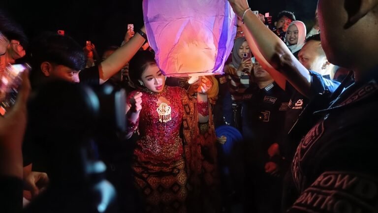 Heritage of Light Gedongsongo Fest menarik sekitar 3.000 pengunjung di kawasan wisata Candi Gedongsongo, Bandungan, Kabupaten Semarang, Sabtu (4/7/2026) malam. Pemerintah Kabupaten Semarang menghadirkan pesta lampion, atraksi seni, dan penampilan Niken Salindry untuk mempromosikan pariwisata, menggerakkan UMKM, serta meningkatkan okupansi hotel melalui sinergi dengan Festival Bunga Bandungan.