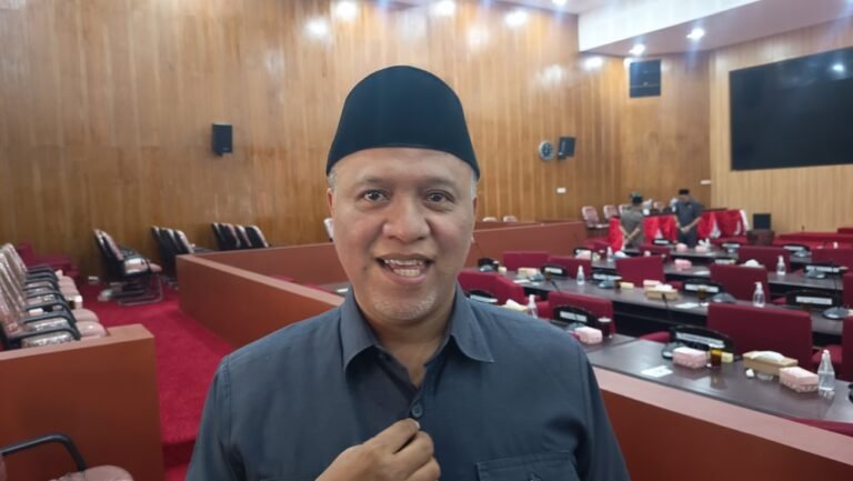 DPRD Kabupaten Semarang meminta Pemerintah Kabupaten Semarang tidak lagi menjadikan pokok-pokok pikiran (pokir) sebagai prioritas pemangkasan anggaran dalam penyusunan APBD 2027 setelah kemampuan keuangan daerah diperkirakan turun lebih dari Rp400 miliar. Permintaan itu disampaikan Senin (13/7/2026), sementara pemerintah menegaskan seluruh usulan pokir tetap harus memenuhi regulasi dan persyaratan administratif sebelum direalisasikan.