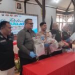 Kapolres Salatiga Ade Papa Rihi mengungkap penggagalan peredaran narkotika bermodus pengiriman melalui jasa ekspedisi di Kota Salatiga. Dalam operasi bersama Badan Narkotika Nasional Provinsi Jawa Tengah dan Bea Cukai, petugas menyita hampir 6 kilogram ganja serta 2,83 gram sabu, sekaligus menangkap dua tersangka yang diduga terlibat dalam jaringan peredaran narkotika lintas daerah.