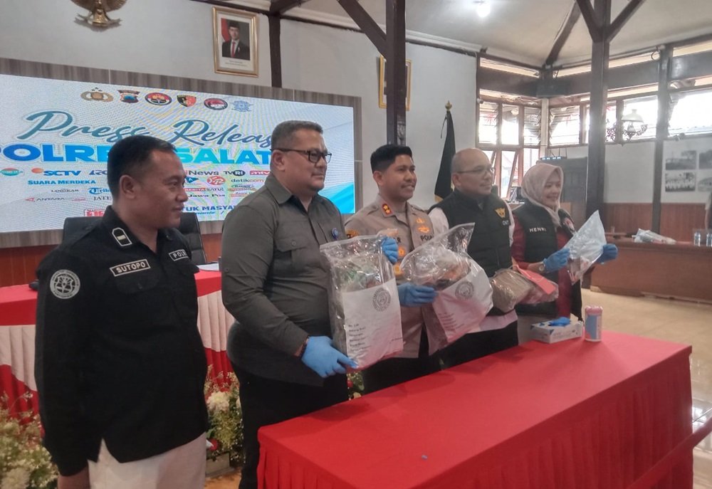 Kapolres Salatiga Ade Papa Rihi mengungkap penggagalan peredaran narkotika bermodus pengiriman melalui jasa ekspedisi di Kota Salatiga. Dalam operasi bersama Badan Narkotika Nasional Provinsi Jawa Tengah dan Bea Cukai, petugas menyita hampir 6 kilogram ganja serta 2,83 gram sabu, sekaligus menangkap dua tersangka yang diduga terlibat dalam jaringan peredaran narkotika lintas daerah.