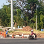 Dinas Perhubungan Kabupaten Semarang bersama PT Jasamarga Jogja Bawen menyempurnakan jalur kanalisasi sepeda motor di Exit Tol Bawen dengan mengubah bentuk pulau jalan menjadi lebih landai. Perbaikan yang dilakukan setelah evaluasi dan koordinasi dengan PT Trans Marga Jateng ini bertujuan meningkatkan keselamatan, kenyamanan, serta memudahkan pengendara sepeda motor bergabung ke lajur utama.