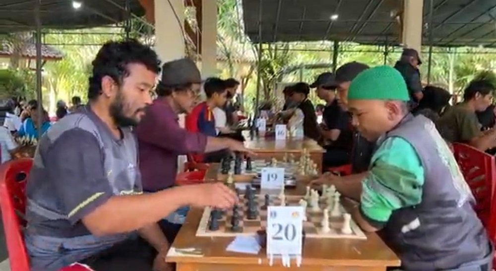 Puluhan pecatur dari berbagai daerah mengikuti Turnamen Catur Taman Tingkir Cup I kategori non-master di Kota Salatiga, Minggu (19/7/2026), dalam rangka memperingati Hari Jadi Kota Salatiga. Ajang ini digelar untuk mewadahi penghobi catur, mengembangkan bibit atlet muda, mempererat komunitas pecatur, serta diharapkan menjadi agenda bergengsi yang mampu melahirkan prestasi hingga tingkat nasional.