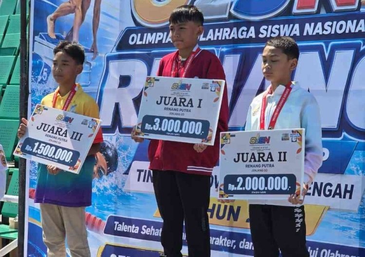 Maximiliano Tristan Pranaja, siswa SD Negeri Banyubiru 1 Kabupaten Semarang, meraih dua medali emas dan juara umum renang O2SN SD Tingkat Jawa Tengah 2026 di Kolam Renang Jatidiri, Kota Semarang, Rabu (1/7/2026). Tristan menjadi terbaik pada nomor 50 meter gaya kupu-kupu dan gaya dada setelah pulih dari cedera fraktur, sehingga berhak mewakili Jawa Tengah pada O2SN SD Tingkat Nasional di Jakarta pada Agustus mendatang.