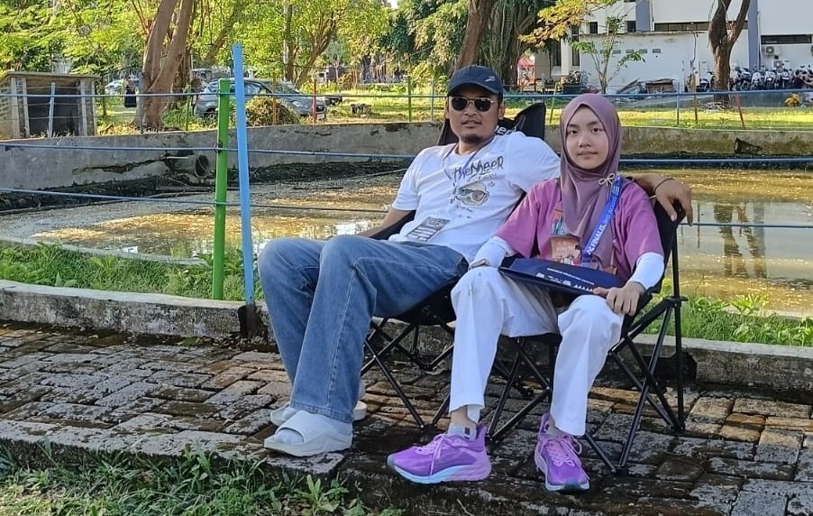 Razita Azzalea, siswi SD Muhammadiyah Plus Salatiga, meraih medali pada kompetisi Bahasa Inggris Level 2 dalam Grand Final Nasional OMNAS 15 yang digelar di Universitas Negeri Surabaya (UNESA), Jawa Timur. Prestasi tersebut diraih setelah melewati seleksi berjenjang dari tingkat kota hingga provinsi, sekaligus mengharumkan nama sekolah dan Kota Salatiga di ajang akademik tingkat nasional berkat ketekunan belajar, bimbingan guru, serta dukungan keluarga.
