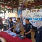 Polres Salatiga menangkap sejumlah pelaku tawuran yang diduga terlibat dalam penyiraman air keras terhadap anak berusia 14 tahun di Jembatan depan Makam Ngemplak, Jalan Lingkar Selatan, Kamis (2/7/2026) dini hari. Empat pemuda ditetapkan sebagai tersangka kepemilikan senjata tajam tanpa izin setelah bentrokan yang dipicu tantangan melalui Instagram itu menyebabkan satu korban meninggal dunia.