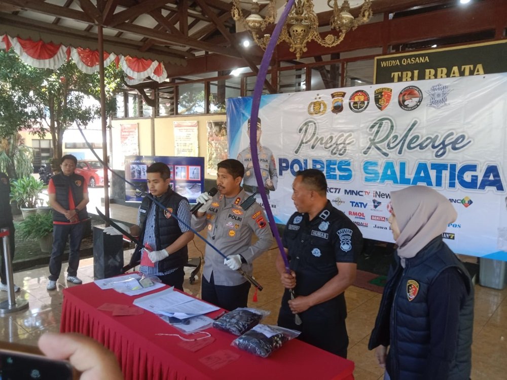 Polres Salatiga menangkap sejumlah pelaku tawuran yang diduga terlibat dalam penyiraman air keras terhadap anak berusia 14 tahun di Jembatan depan Makam Ngemplak, Jalan Lingkar Selatan, Kamis (2/7/2026) dini hari. Empat pemuda ditetapkan sebagai tersangka kepemilikan senjata tajam tanpa izin setelah bentrokan yang dipicu tantangan melalui Instagram itu menyebabkan satu korban meninggal dunia.