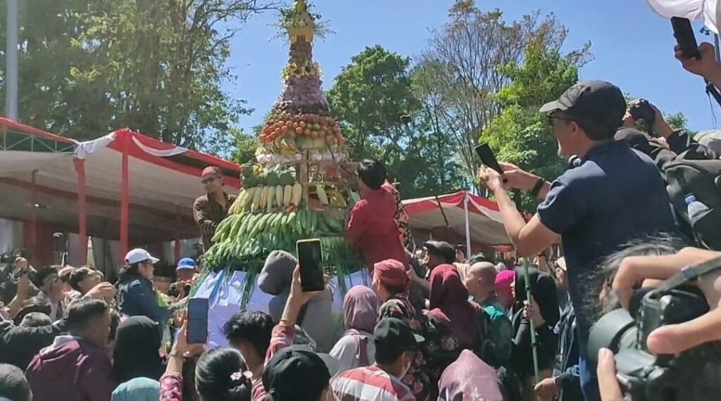 Ribuan warga dan wisatawan memadati Alun-alun Salatiga, Jumat (24/7/2026), untuk mengikuti Kenduri Rakyat dalam rangka Hari Ulang Tahun ke-1276 Kota Salatiga. DPRD Kota Salatiga menyediakan 7.000 porsi makanan dan minuman gratis serta satu gunungan raksasa sebagai wujud rasa syukur dan kebersamaan. Antusiasme masyarakat membuat ratusan stan kuliner habis diserbu hanya dalam hitungan menit