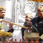 Komunitas Salatiga Keris Ageman Lestari menggelar prosesi jamasan pusaka di halaman Museum Salatiga, kawasan Prasasti Plumpungan, Kamis (2/7/2026), sebagai upaya pelestarian budaya Nusantara. Dalam kegiatan itu, bakal keris dan tombak diserahkan kepada empu untuk ditempa menjadi pusaka resmi Kota Salatiga, sekaligus melibatkan perawatan puluhan keris dan tosan aji milik masyarakat sebagai media edukasi budaya bagi generasi muda.
