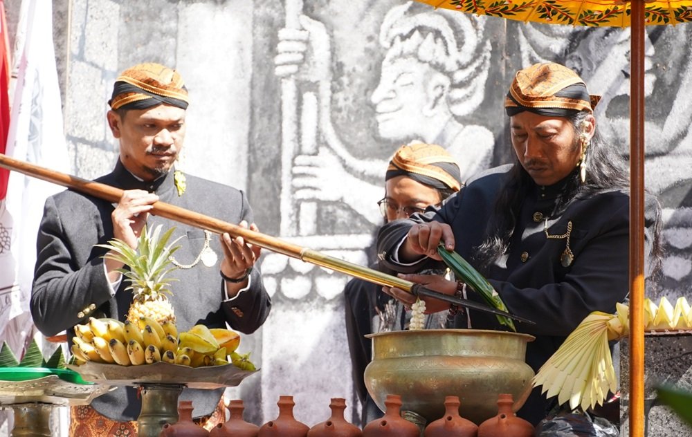 Komunitas Salatiga Keris Ageman Lestari menggelar prosesi jamasan pusaka di halaman Museum Salatiga, kawasan Prasasti Plumpungan, Kamis (2/7/2026), sebagai upaya pelestarian budaya Nusantara. Dalam kegiatan itu, bakal keris dan tombak diserahkan kepada empu untuk ditempa menjadi pusaka resmi Kota Salatiga, sekaligus melibatkan perawatan puluhan keris dan tosan aji milik masyarakat sebagai media edukasi budaya bagi generasi muda.