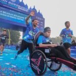Gubernur Jawa Tengah Ahmad Luthfi mengikuti rute 5K Rupiah Borobudur Playon 2026 di kawasan Candi Borobudur, Kabupaten Magelang, Minggu (5/7/2026), sambil mendorong kursi roda putranya. Ajang yang diikuti sekitar 4.000 pelari ini digelar Bank Indonesia Jawa Tengah untuk mengedukasi cinta rupiah, menggerakkan UMKM, memperkuat sport tourism, serta menyalurkan sekitar Rp600 juta dana pendaftaran kepada 10 desa.