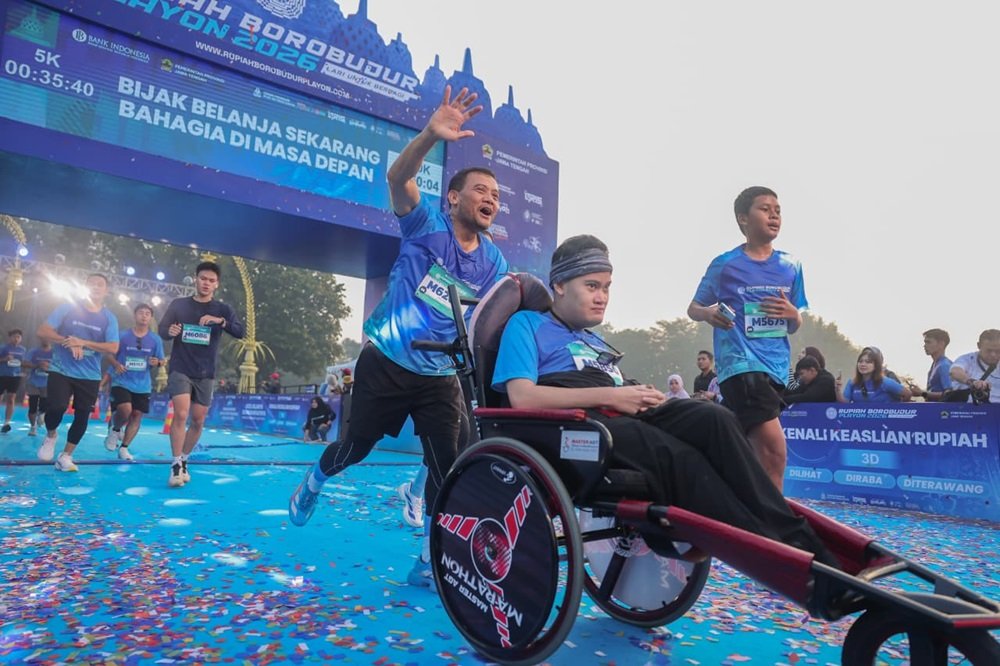 Gubernur Jawa Tengah Ahmad Luthfi mengikuti rute 5K Rupiah Borobudur Playon 2026 di kawasan Candi Borobudur, Kabupaten Magelang, Minggu (5/7/2026), sambil mendorong kursi roda putranya. Ajang yang diikuti sekitar 4.000 pelari ini digelar Bank Indonesia Jawa Tengah untuk mengedukasi cinta rupiah, menggerakkan UMKM, memperkuat sport tourism, serta menyalurkan sekitar Rp600 juta dana pendaftaran kepada 10 desa.