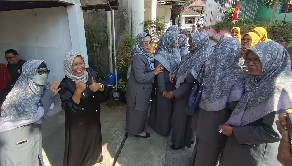 Masyarakat Dusun Wates, Desa Wates, Kecamatan Getasan, Kabupaten Semarang, terus melestarikan tradisi Saparan atau merti dusun yang digelar setiap Senin Kliwon pada bulan Sapar. Tradisi yang berlangsung turun-temurun ini diwujudkan melalui rangkaian ritual adat, open house, serta pertunjukan kesenian sebagai ungkapan syukur, mempererat silaturahmi, dan menjaga nilai gotong royong sekaligus melestarikan warisan budaya Jawa di tengah perkembangan zaman.