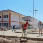 Sekolah Rakyat permanen pertama di Jawa Tengah yang berada di Kabupaten Sukoharjo ditargetkan mulai membuka kegiatan belajar mengajar pada 14 Juli 2026 untuk Tahun Ajaran 2026/2027. Sekolah berkapasitas 1.080 siswa jenjang SD, SMP, dan SMA ini disiapkan pemerintah untuk memperluas akses pendidikan berkualitas bagi anak dari keluarga kurang mampu melalui fasilitas berasrama, kurikulum fleksibel, dan dukungan pemerintah pusat serta daerah.