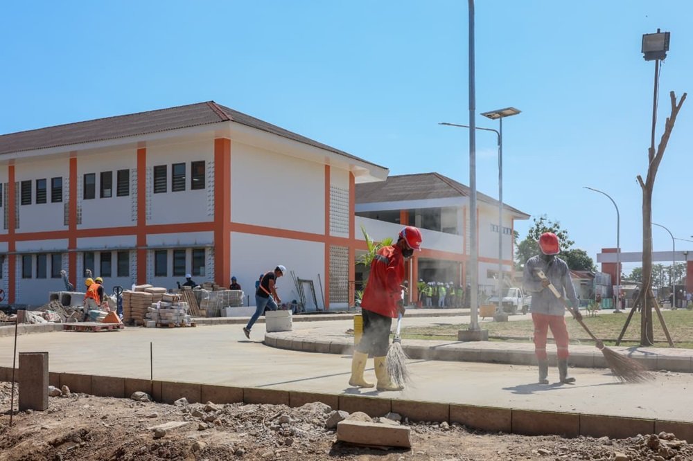 Sekolah Rakyat permanen pertama di Jawa Tengah yang berada di Kabupaten Sukoharjo ditargetkan mulai membuka kegiatan belajar mengajar pada 14 Juli 2026 untuk Tahun Ajaran 2026/2027. Sekolah berkapasitas 1.080 siswa jenjang SD, SMP, dan SMA ini disiapkan pemerintah untuk memperluas akses pendidikan berkualitas bagi anak dari keluarga kurang mampu melalui fasilitas berasrama, kurikulum fleksibel, dan dukungan pemerintah pusat serta daerah.