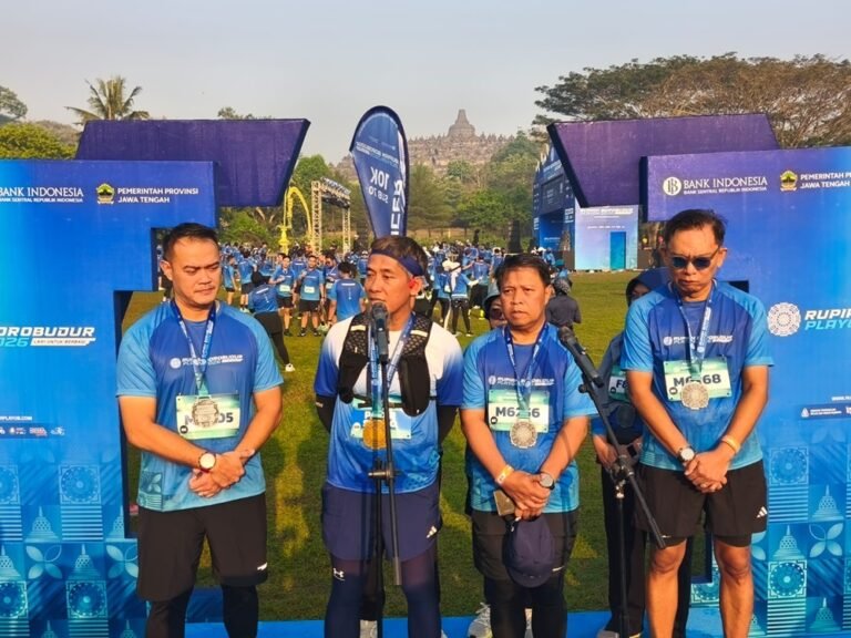 Sebanyak 4.000 pelari mengikuti Rupiah Borobudur Playon 2026 di kawasan Candi Borobudur, Kabupaten Magelang, Minggu (5/7/2026). Bank Indonesia Jawa Tengah bersama pemerintah daerah menggelar lomba 5K dan 10K untuk menggerakkan sport tourism, UMKM, edukasi rupiah, serta pengendalian inflasi, sekaligus menyalurkan lebih dari Rp600 juta dana pendaftaran bagi pengelolaan sampah di 10 desa sekitar Borobudur.