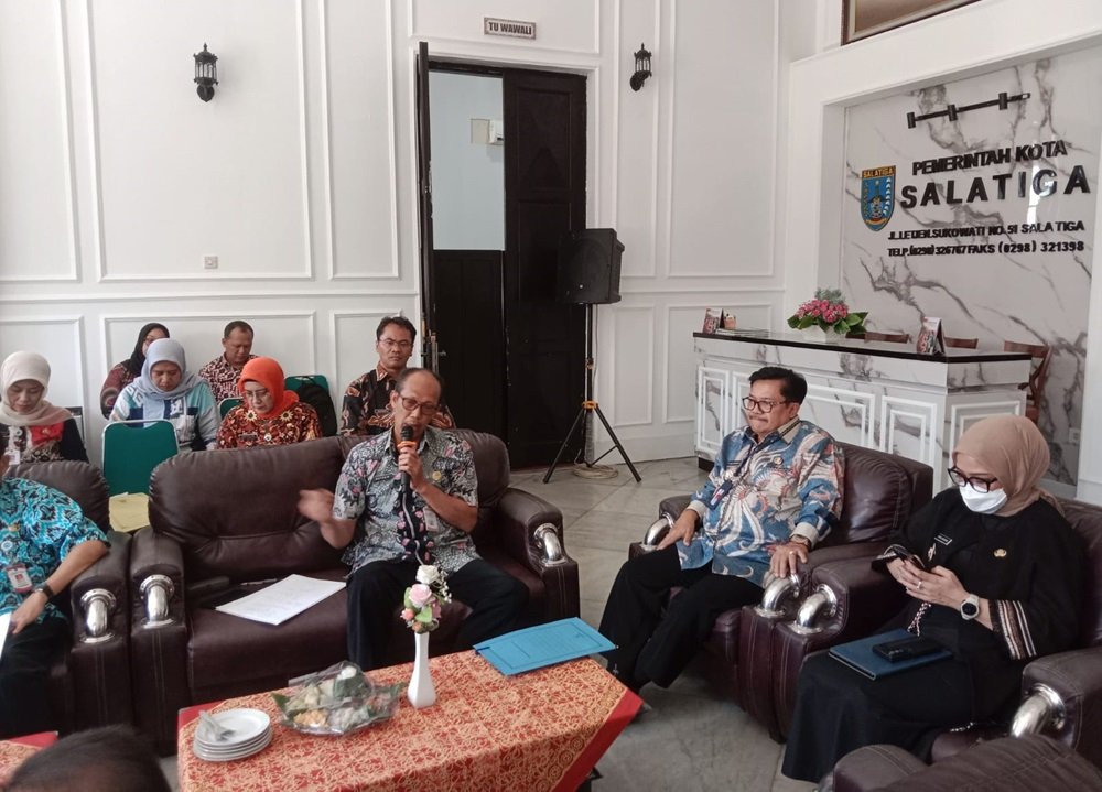 Pemerintah Kota Salatiga memutuskan menarik surat edaran permohonan bantuan dana untuk peringatan Hari Koperasi, Hari Jadi ke-1.276 Kota Salatiga, HUT ke-81 Kemerdekaan RI, dan Apeksi Kota Salatiga Tahun 2026. Keputusan yang disampaikan Sekda Muthoin pada Kamis (16/7/2026) itu diambil atas arahan Wali Kota setelah muncul pro dan kontra di masyarakat, dengan tetap menjamin pertanggungjawaban bantuan yang telah diterima serta membuka ruang bagi kontribusi sukarela.