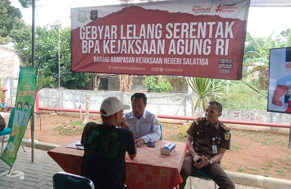 Stand Gebyar Lelang Serentak Barang Rampasan dan Barang Sitaan Negara milik Seksi Pemulihan Aset dan Pengelolaan Barang Bukti (PAPBB) Kejaksaan Negeri Salatiga dipadati warga di Joglo 3 Kantor Kejari Salatiga, Rabu (29/7/2026), menjelang pelaksanaan lelang pada 11–14 Agustus 2026. Masyarakat memanfaatkan kesempatan tersebut untuk berkonsultasi mengenai tata cara mengikuti lelang melalui portal resmi sekaligus memperoleh informasi aset yang akan dilelang secara legal.