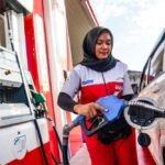Pertamina Patra Niaga Regional Jawa Bagian Tengah memastikan pasokan BBM di Jawa Tengah dan DIY aman dengan ketahanan stok gasoline mencapai 12,5 hari dan gasoil 14 hari konsumsi normal. Pertamina memantau stok SPBU secara real-time, menambah pasokan dari terminal terdekat bila diperlukan, serta mengimbau masyarakat membeli BBM sesuai kebutuhan agar distribusi tetap lancar.