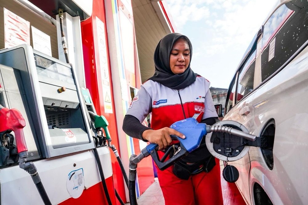 Pertamina Patra Niaga Regional Jawa Bagian Tengah memastikan pasokan BBM di Jawa Tengah dan DIY aman dengan ketahanan stok gasoline mencapai 12,5 hari dan gasoil 14 hari konsumsi normal. Pertamina memantau stok SPBU secara real-time, menambah pasokan dari terminal terdekat bila diperlukan, serta mengimbau masyarakat membeli BBM sesuai kebutuhan agar distribusi tetap lancar.